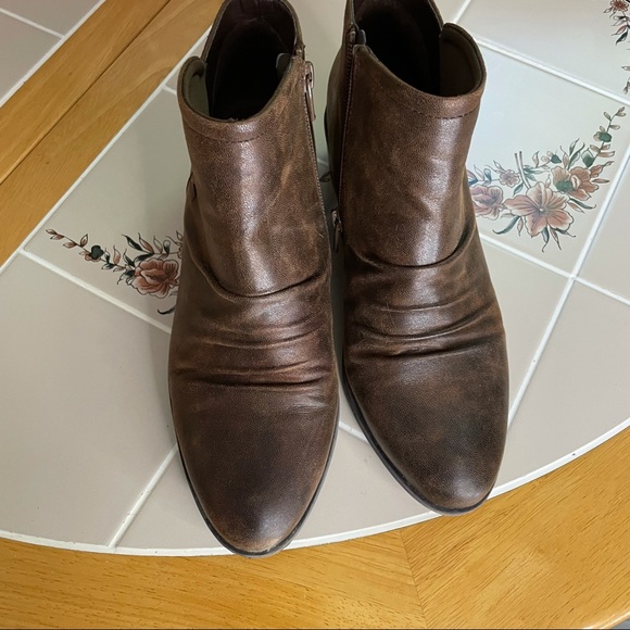 BareTraps Ankle Bootie! Size 8 - Picture 3 of 5